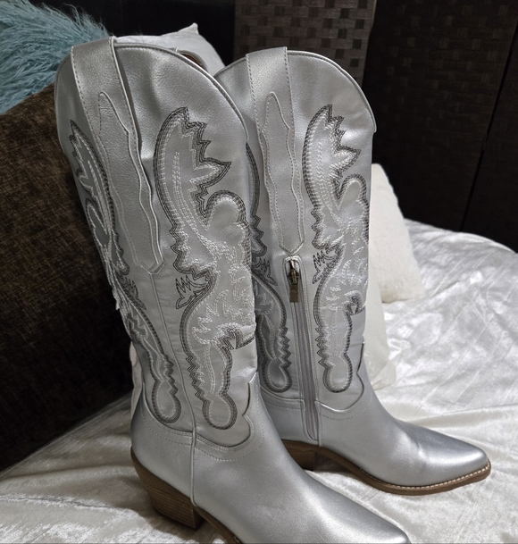 Silver Western-Style Women's Boots With Embrodery Size 8 EUC By Ccoco - Picture 2 of 14